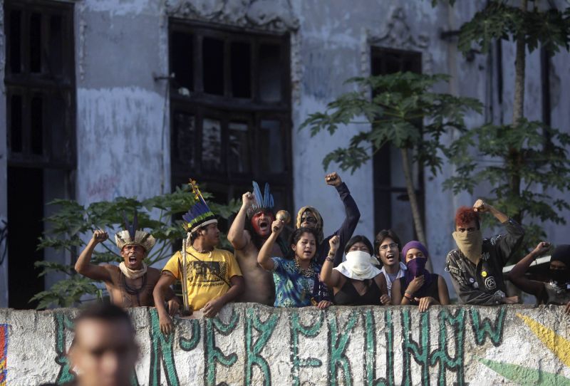 Grupo pediu mais tempo para deixar o prédio histórico, o que não foi atendido pela Polícia Militar do Rio | Ricardo Moraes/Reuters