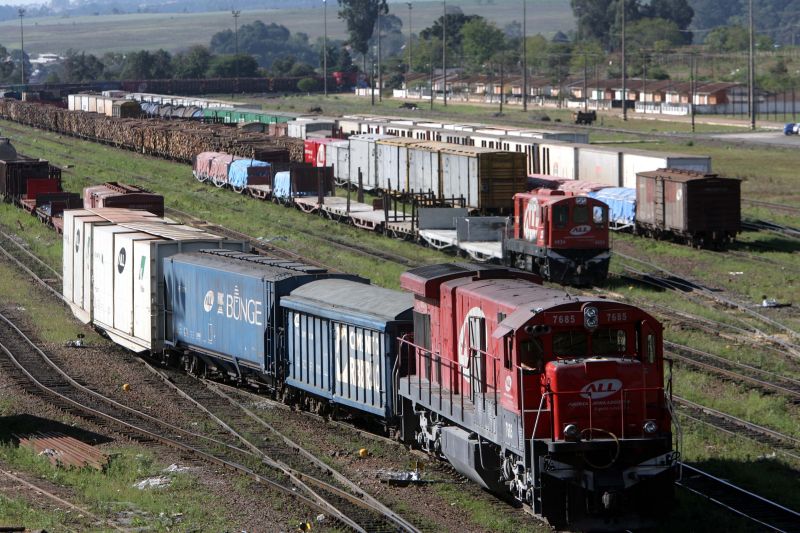 Trem em pátio de manobra, em Cascavel: ampliação faz parte do Plano de Investimentos em Logística anunciado pela União em 2012 | Albari Rosa/ Gazeta do Povo