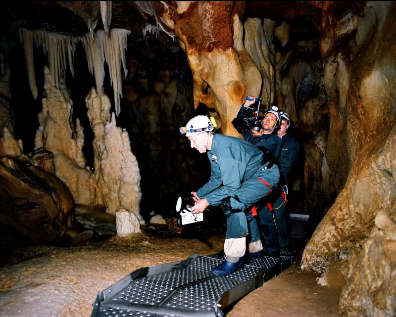 O diretor Werner Herzog (à esq.) obeteve permissão especial para entrar na caverna de Chauvet Pont DArc | Divulgação
