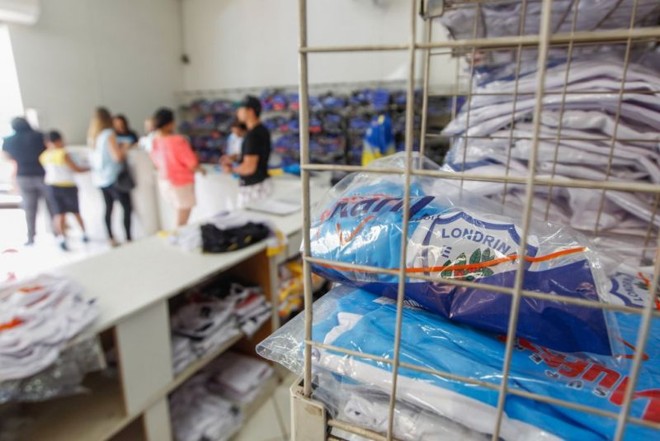 Torcida acabou com o estoque de camisas do Londrina, o que obrigou fabricante a reforçar a produção |