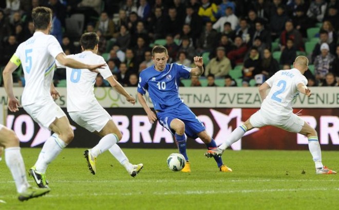 O camisa 10 da Islândia, Sigurdsson, fez os dois gols da virada fora de casa sobre a Eslovênia | Srdjan Zivulovic / Reuters