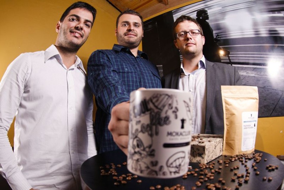 Rafael Bassetto, Hugo Rocco e Gregorio Amadigi criaram o Moka Clube, serviço de entrega de cafés gourmet por assinatura | Hugo Harada/Gazeta do Povo