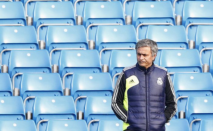 Nem as duas vitórias seguidas sobre o Barcelona animam Mourinho a pôr o Real no ataque contra o Manchester United | Darren Staples / Reuters