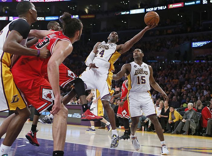Kobe Bryant comandou a vitória do Lakers sobre o Bulls, que garantiu acesso à zona de playoffs | Lucy Nicholson / Reuters