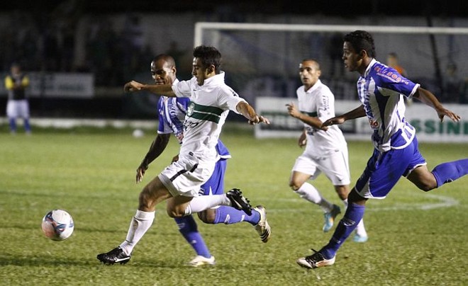 Robinho se arrisca no ataque do Coritiba diante do Nacional | 
