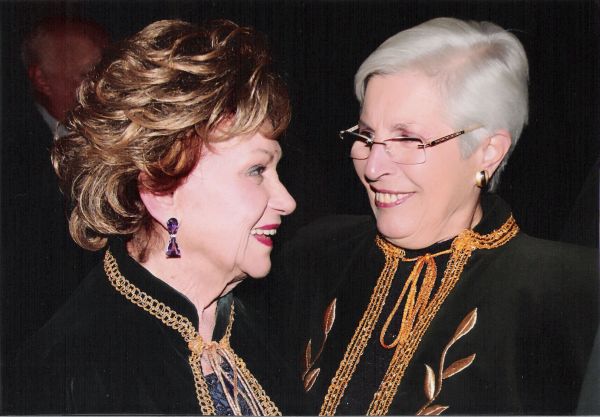 Chloris Justen, a nova presidente da Academia Paranaense de Letras, confabula com a colega acadêmica Adélia Woellner na concorrida cerimônia de posse no Teatro Alcides Munhoz, do Clube Curitibano | Divulgação