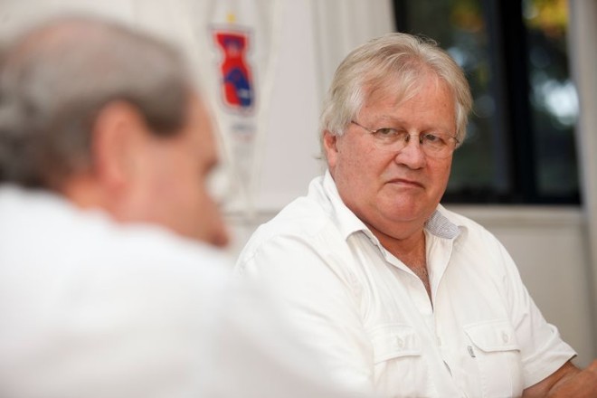 Rubens Bohlen, presidente do clube, acompanha o braço-direito |
