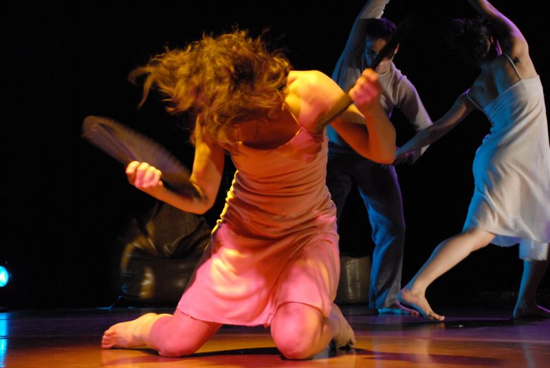 Os bailarinos dançam em grupo e individualmente no espetáculo | Divulgação