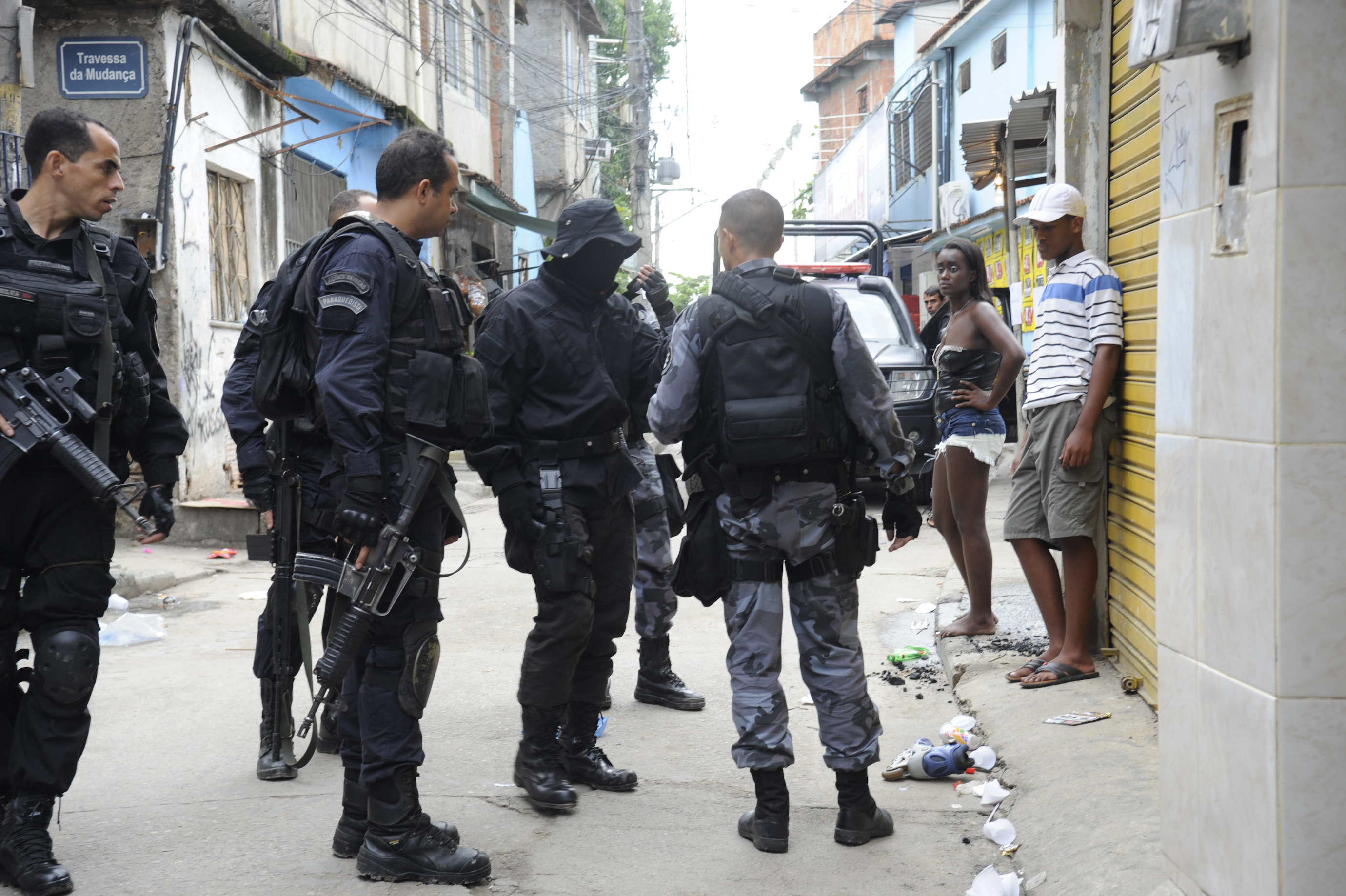 Policiais militares, civis e fuzileiros navais ocupam desde as 5h deste domingo o Complexo do Caju, na zona portuária do Rio | Tânia Rêgo/ABr