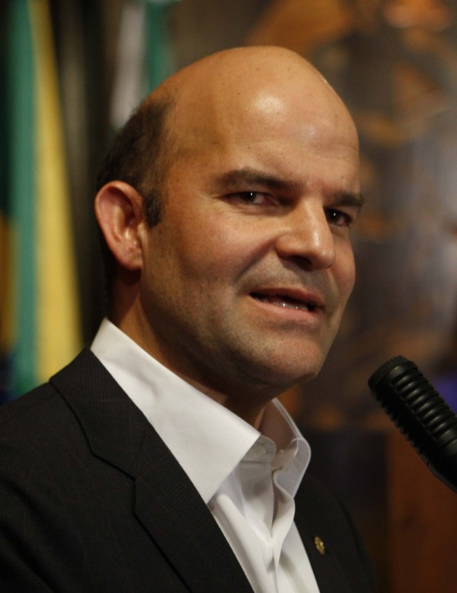 Marcelo Almeida (PMDB), que concorre a coordenador da bancada contra Assis do Couto (PT). |