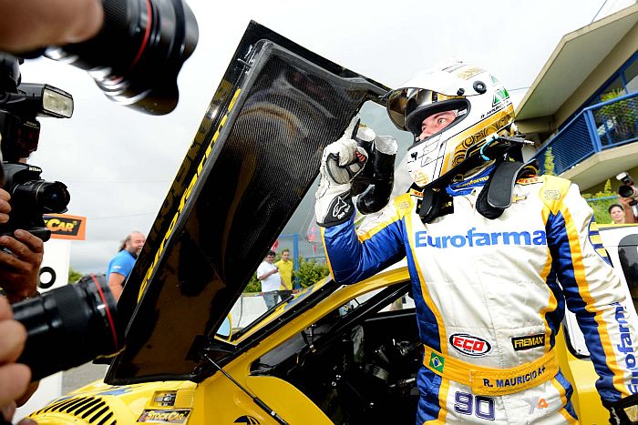 Ricardo Maurício comemora a pole position em Curitiba conquista no treino deste sábado | Duda Bairros/Vicar