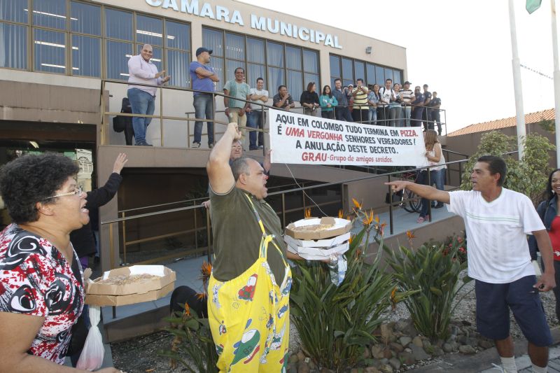 Grupo GRAU protesta com pizzas, narizes de palhaço e apitaço na Câmara de Vereadores de Colombo na quarta (27), quando aconteceu a votação do projeto que aprova as contas da prefeita Beti Pavin | Daniel Castellano / Agência de Notícias Gazeta do Povo