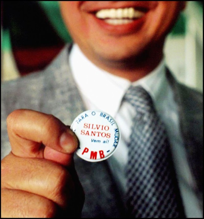 Silvio Santos, com o broche da candidatura frustrada à presidência em 1989. |