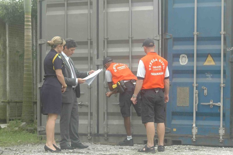 Contêineres com material doado estavam no pátio de uma empresa privada | Oswaldo Eustaquio / Gazeta do Povo