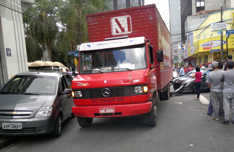 Carros passaram pelo bloqueio por cima da calçada, o que causou tumulto no trânsito da região | Antonio Senkovski / Gazeta do Povo