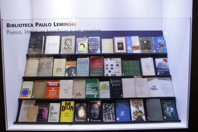 As vitrines mostram parte da biblioteca pessoal do autor |