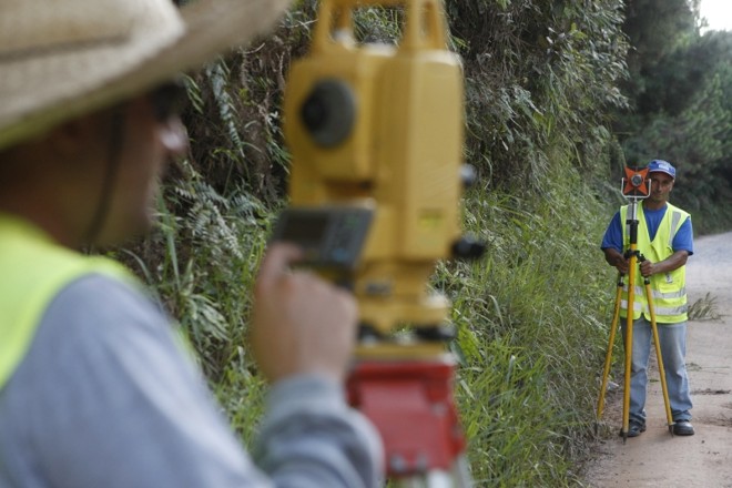 Antes do asfalto, técnicos do DER fazem medição topográfica |