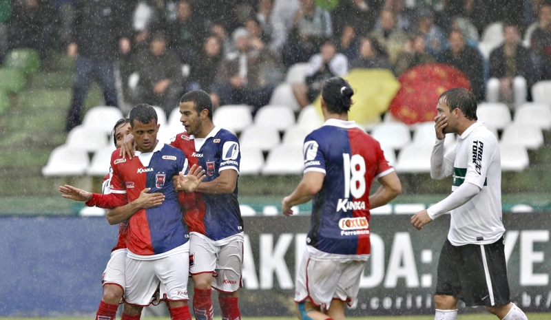 Rubinho recebe o abraço dos companheiros após marcar o terceiro e decisivo gol paranista contra o Coritiba. Desde o jogo do tetra (96), tricolores não festejavam contra o rival no Alto da Glória | Daniel Castellano/ Gazeta do Povo