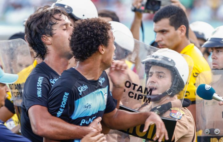 Gilvan é contido pelo companheiro Dirceu. Árbitro relatou na súmula ter sofrido uma agressão do zagueiro londrinense | Daniel Castellano / Gazeta do Povo
