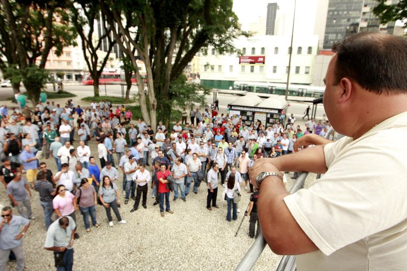 Motoristas e cobradores ocuparam ontem a Praça Rui Barbosa | Anderson Teixeira / Gazeta do Povo