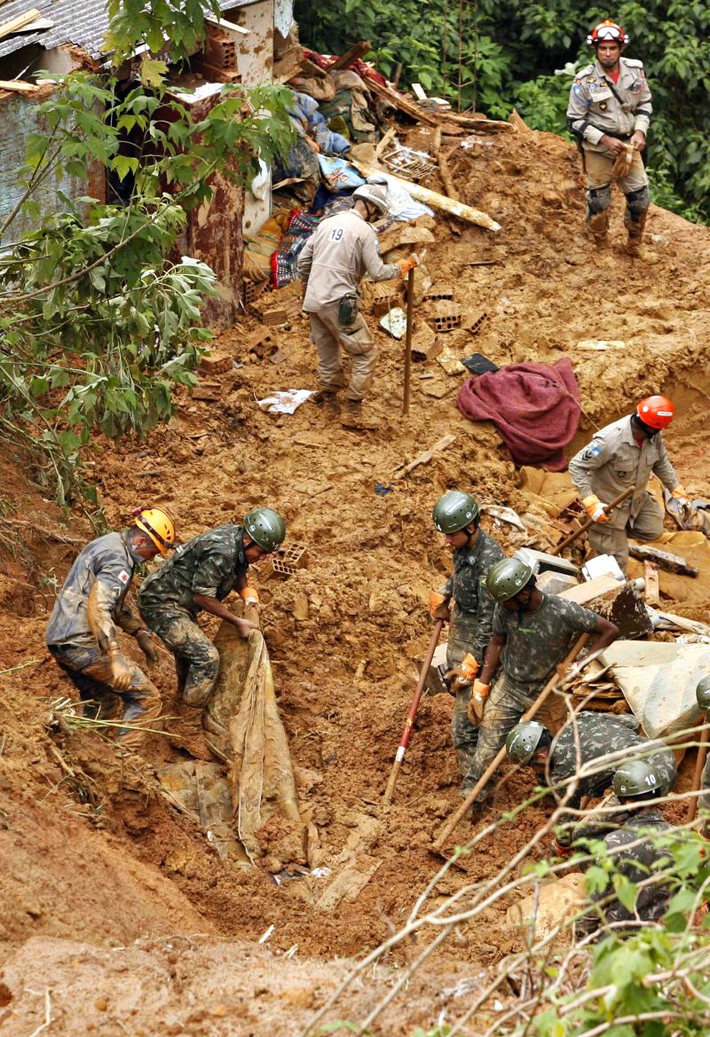 Áreas de difícil acesso dificultam o trabalho | Fernando Souza /Agência O Dia