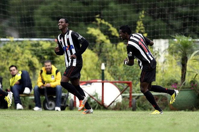Douglas Coutinho e Junior Barros comemoram o primeiro gol na vitória atleticana sobre o Nacional |