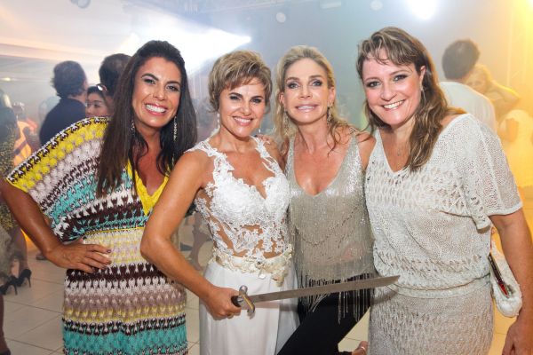 Guerreiras do Instituto TMO / Alírio Pfiffer: presidente da instituição, Bettina Souza Muradas, segunda da esq. para a dir., destinou doações arrecadadas em sua recente festa de aniversário, em Caiobá, para projeto de pesquisa do Serviço de Transplante do HC. Na foto, com ela, as diretoras Márcia Almeida, Cristiane Mocelin e Ana Paula Ferraz de Campos Bolduan | Naideron Jr.