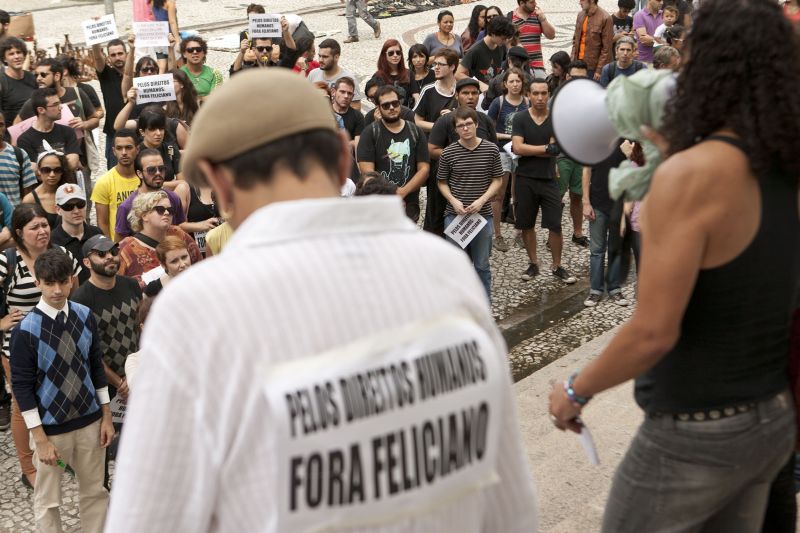 Curitibanos protestaram ontem contra o pastor Feliciano e Renan: atos como esse começam na internet antes de ir às ruas | Marcelo Andrade/ Gazeta do Povo