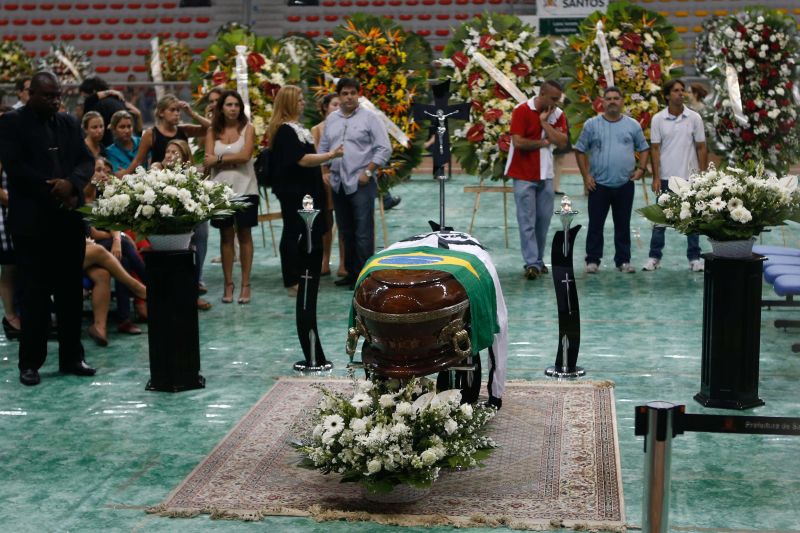 Família liberou as equipes de reportagem para fazerem imagens do velório durante 10 minutos | Luiz Fernando Menezes/Fotoarena/Folhapress