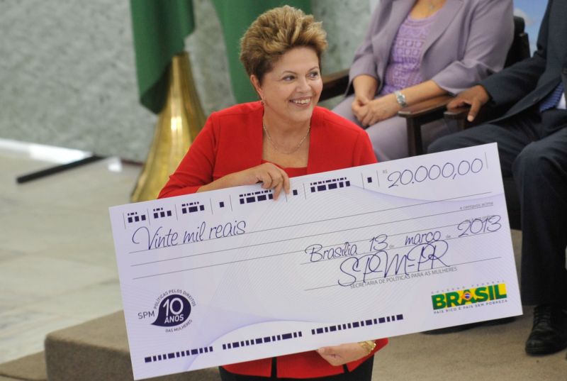 Na cerimônia, presidente distribuiu cheques para dez cooperativas de mulheres com experiências classificadas como inovadoras | Antonio Cruz / Agencia Brasil