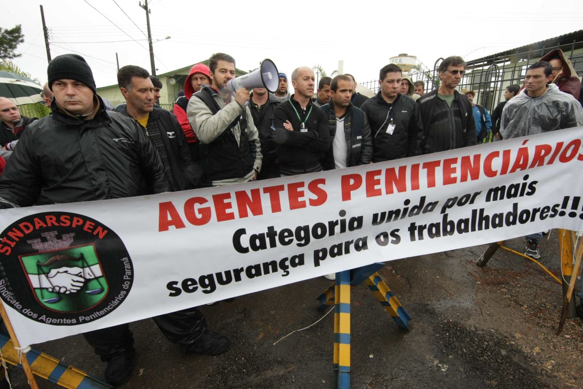 Agentes penitenciários fazem um protesto em frente à Penitenciária Central do Estado | Aniele Nascimento / Agência de Notícias Gazeta do Povo