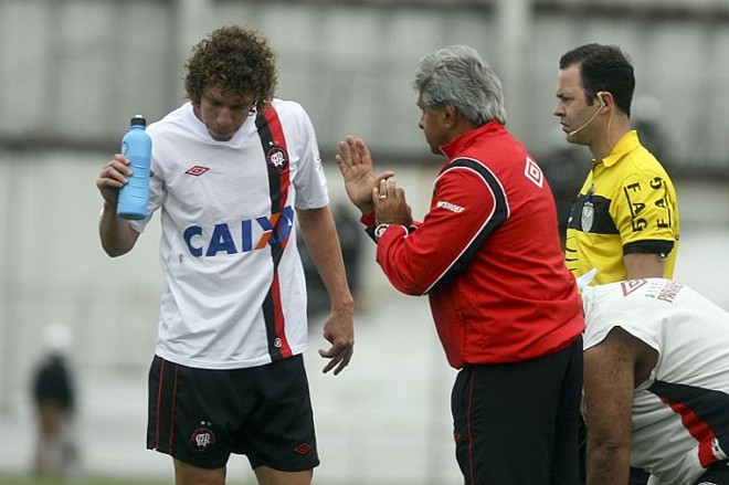 Arthur Bernardes passa orientações a Renan Foguinho no clássico com o Paraná | 