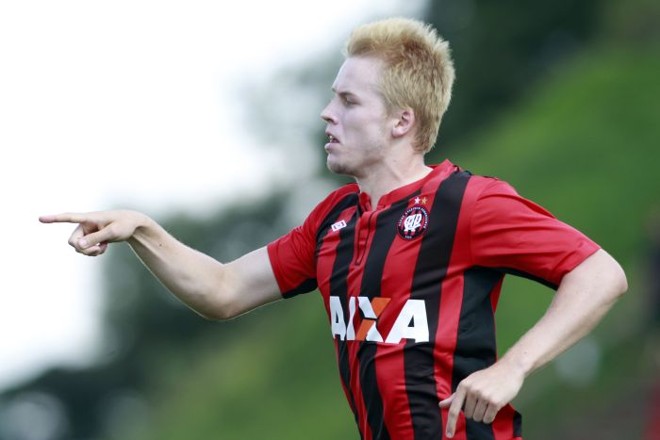 Erwin comemora o primeiro gol do Atlético na vitória contra o Operário: zagueiro está confiante na campanha do segundo turno |
