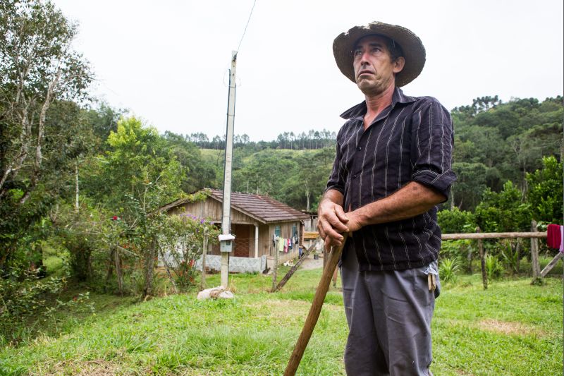 Válter e o poste em frente de casa: banho agora só no chuveiro | Brunno Covello/ Gazeta do Povo