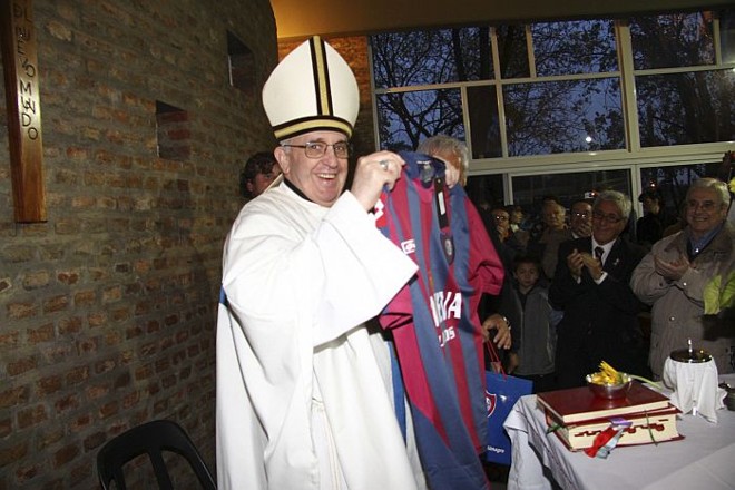 Então cardeal da Argentina, o papa Francisco rezou a missa de cem anos do San Lorenzo, em 2008 |
