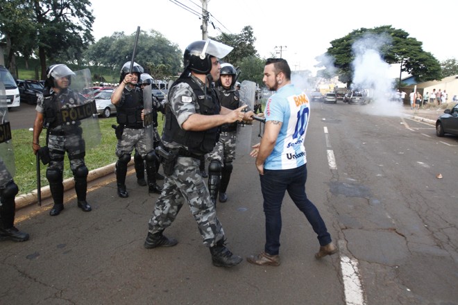Polícia Militar dispersa torcida após carro ser apedrejado no fim do jogo | 