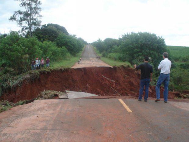 Não há previsão de liberação para os veículos na PR-482 | Divulgação/DER