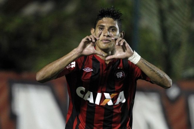 Crislan comemora segundo gol do Atlético contra o Toledo | Albari Rosa/Gazeta do Povo