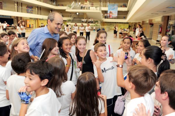 A garotada fez a maior festa para Gustavo Fruet antes e depois do bate-papo que o prefeito fez, na última segunda-feira, para os alunos do Colégio Marista Santa Maria sobre sua participação no grêmio estudantil da escola. Fruet estudou dez anos no colégio | João Borges