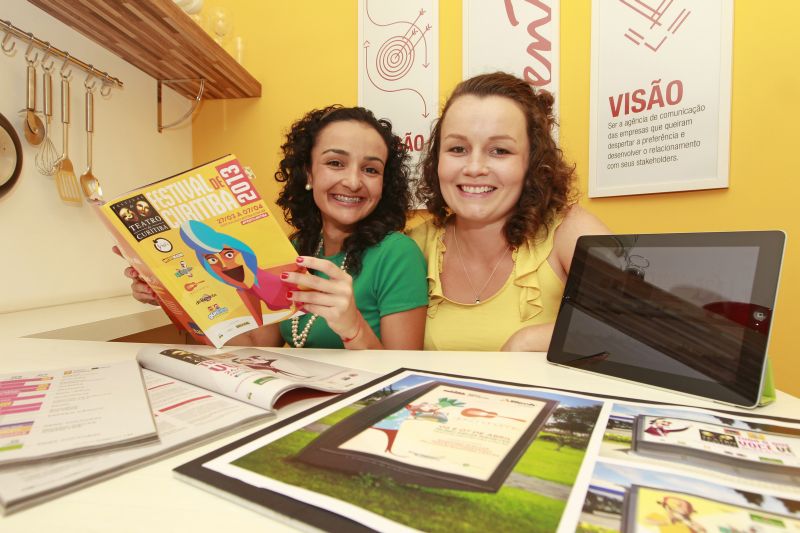 Juliana Quadros (à esquerda) e Lidianne Hupfer, sócias da Agência Valente: preocupação em criar laços que durem mais que os 12 dias do festival | Antônio More/ Gazeta do Povo