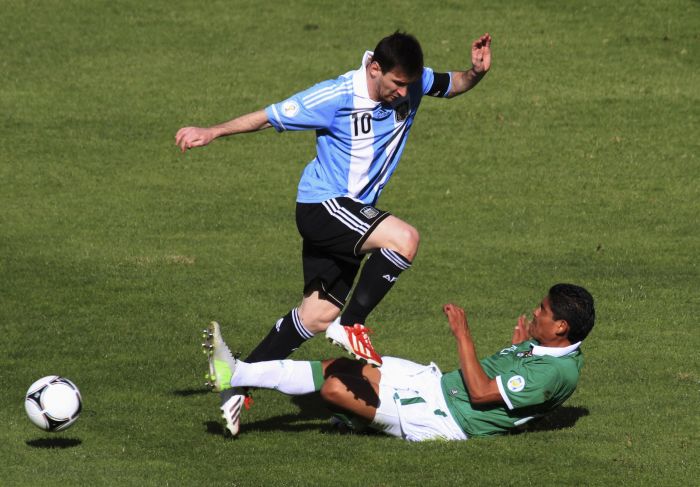Messi disputa jogada com Zenteno no jogo de terça-feira entre Argentina e Bolívia | Daniel Rodrigo / Reuters