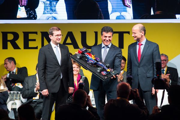 Observado pelo vice-presidente da Renault para a Região Américas, Denis Barbier (à esq.), e pelo presidente da Renault do Brasil, Olivier Murguet, o governador Beto Richa exibe a miniatura do fórmula-1 da marca que ganhou ontem durante a cerimônia de inauguração da nova fábrica do Complexo Ayrton Senna | Brunno Covello/Gazeta do Povo
