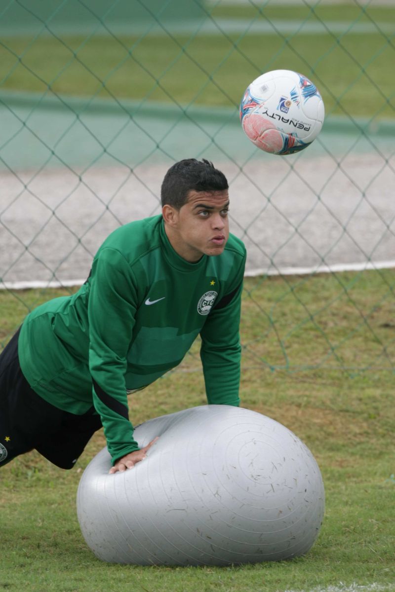 O lateral Denis Neves tem a primeira chance na temporada | Aniele Nascimento/ Gazeta do Povo