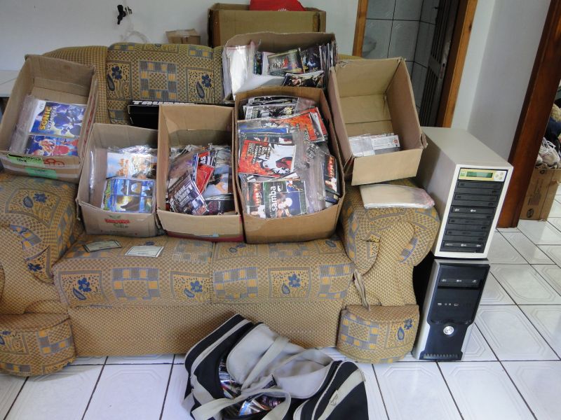Cerca de 5 mil mídias, entre CDs e DVDs, foram apreendidas pela Polícia Federal em Dois Vizinhos, no Sudoeste do PR | Polícia Federal/ Divulgação