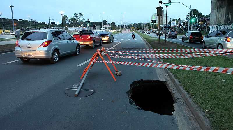 Um buraco se abriu na Linha Verde devido ao rompimento de uma rede pluvial | André Rodrigues/Agência de Notícias Gazeta do Povo