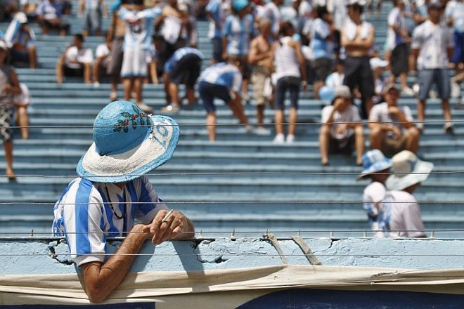 Torcedor do Tubarão antes do início da decisão do turno no Estádio do Café | 