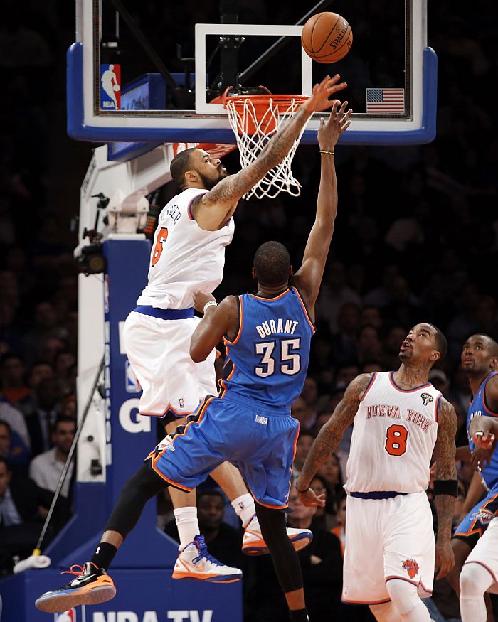 Kevin Durant, do Thunder, vai para cesta marcado por Tyson Chandler, do Knicks | Mike Segar / Reuters