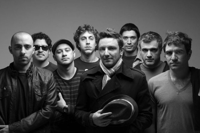 No Te Va Gustar - Uruguai - Surgida nos anos 1990, a banda continua em atividade e é uma das mais populares do Uruguai. Lançou sete discos a partir de 1998. Faz rock com influências de reggae e ska, contando com uma formação que inclui sopros e percussão. Mais informações no site oficial (notevagustar.com). Música: 