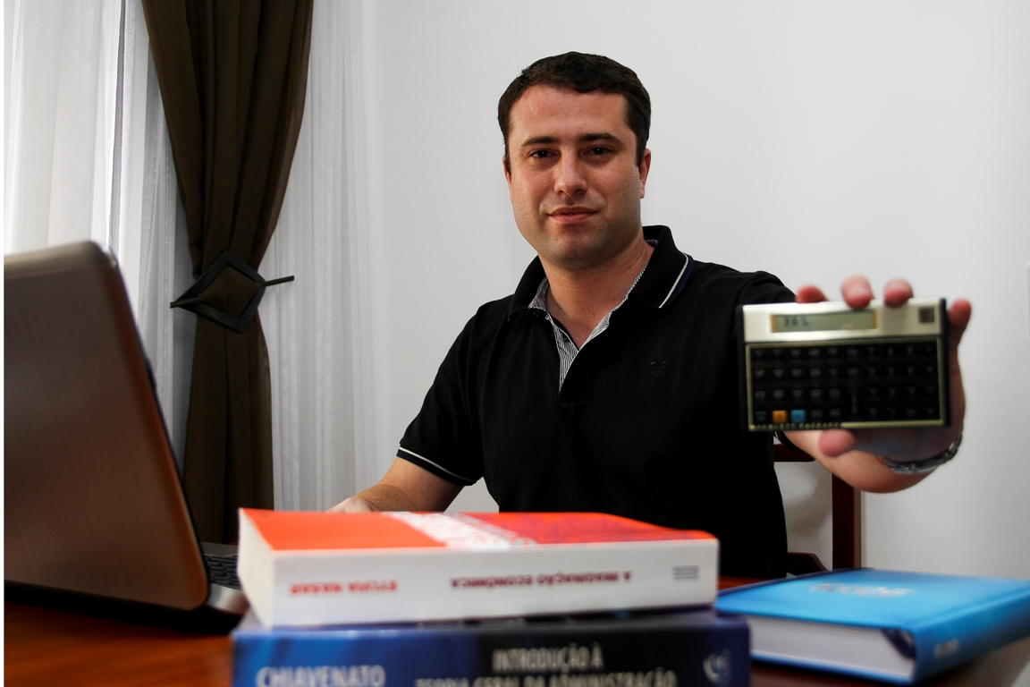 O analista Emílio Castelar aposta em um MBA em Gestão Pública para progredir na carreira | André Rodrigues / Gazeta do Povo