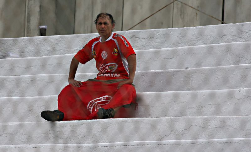 Torcedor do Paranavaí durante partida da equipe na Vila Capanema. Equipe corre risco de rebaixamento | Felipe Rosa / Gazeta do Povo